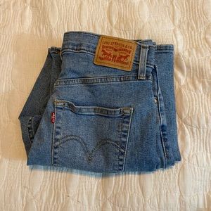 MEDIUM WASH LEVIS BOOTCUT/FLARE JEANS